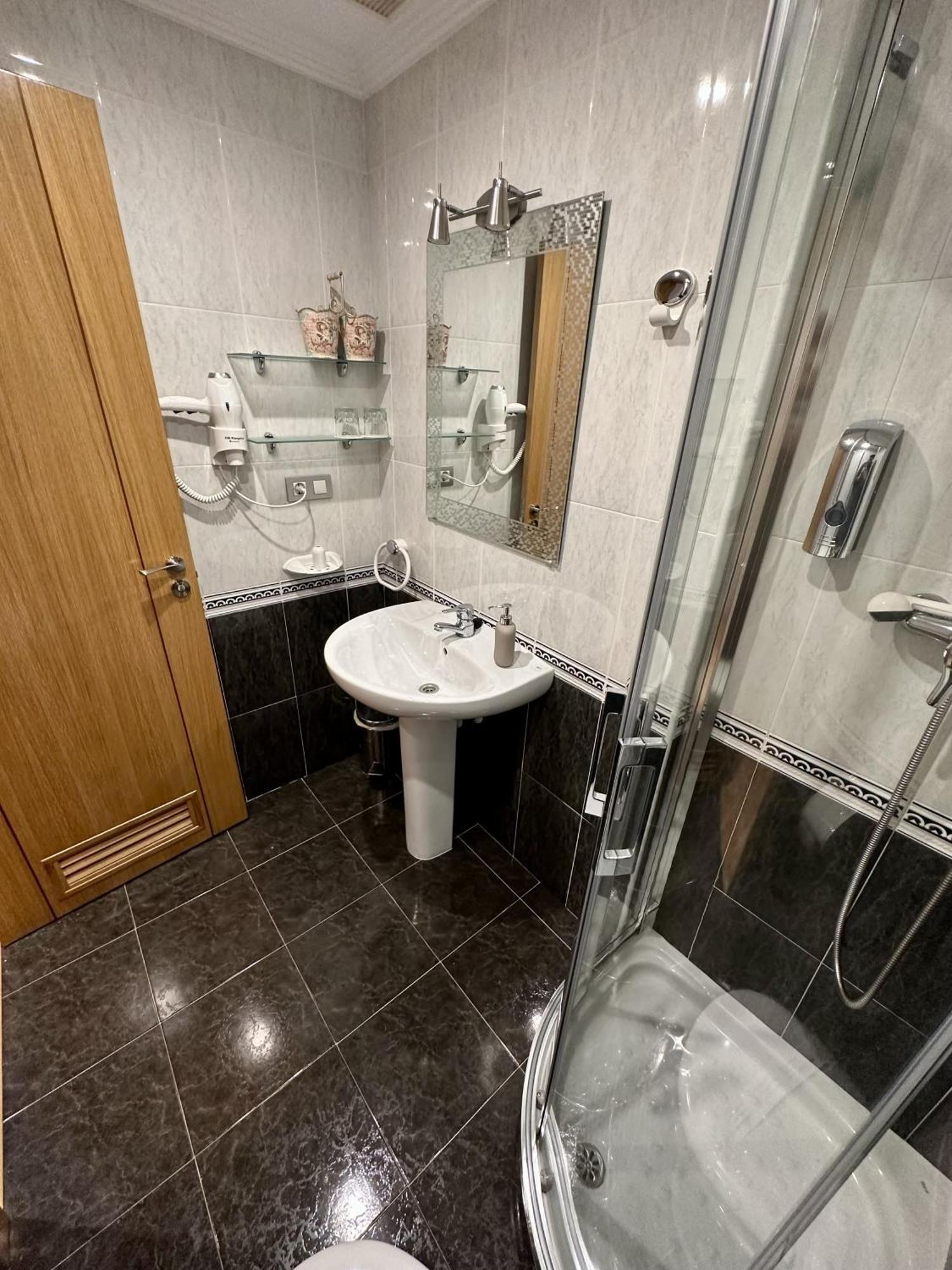 Clarens Guesthouse Кангас дел Нарсеа Екстериор снимка