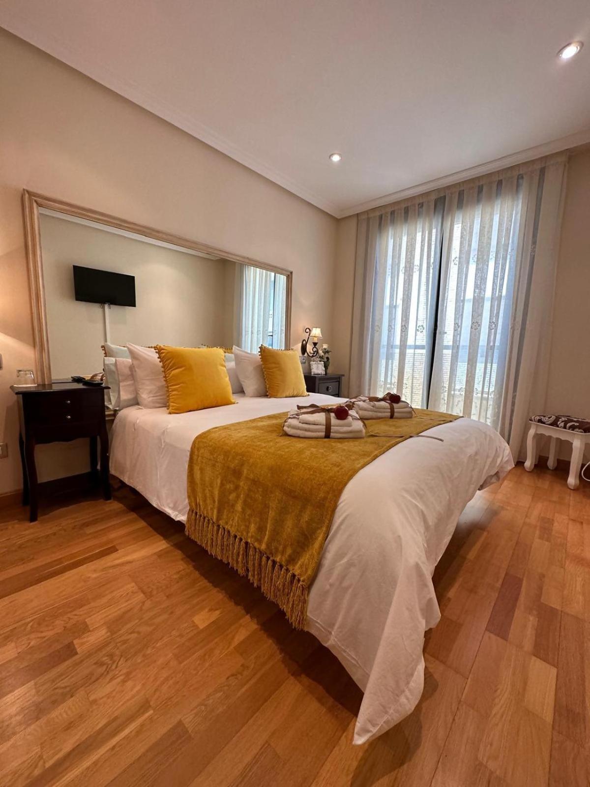 Clarens Guesthouse Кангас дел Нарсеа Екстериор снимка